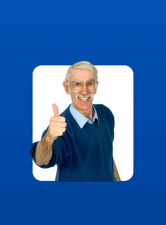 Cliente aposentado aprovando o atendimento